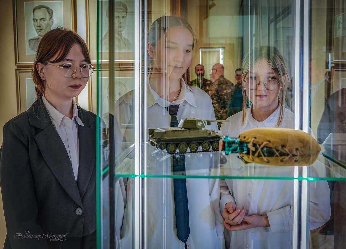 "Гимназистки. В музее героев"© - Владимир Макаров