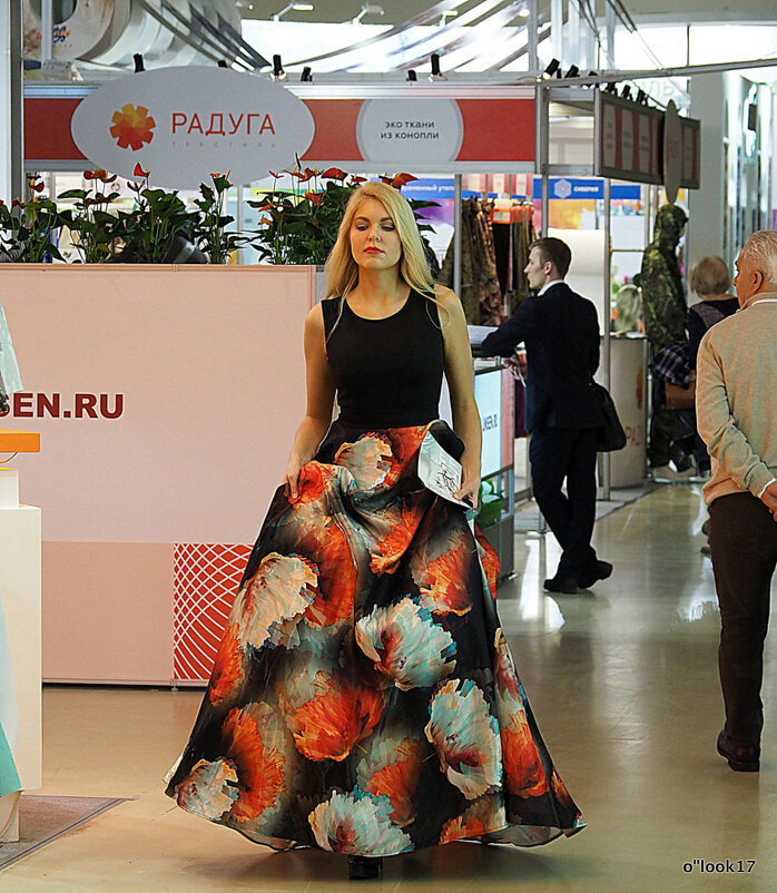 девушка и цветы - Олег Лукьянов