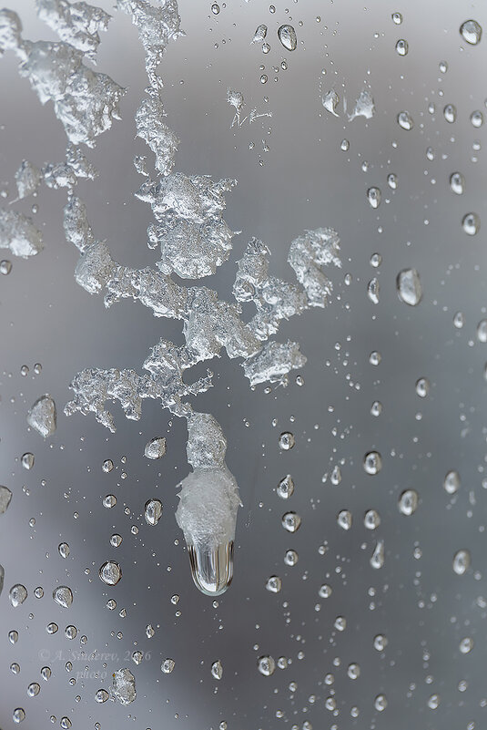 Мокрый снег в апреле на стекле - Александр Синдерёв