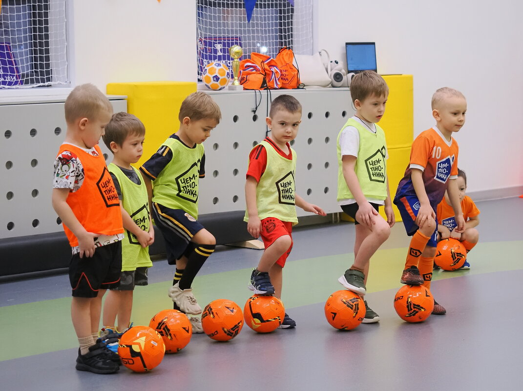 На тренировке у юных футболистов. - Евгений Седов