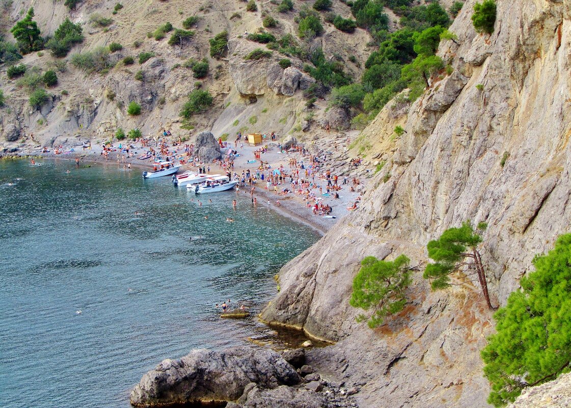 ... "маленькие"вездесущие человечки на "Царском пляже, в Голубой бухте.. - galalog galalog