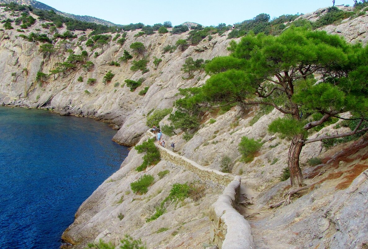 ..тропа  по склону мыса Капчик в сквозной грот... - galalog galalog