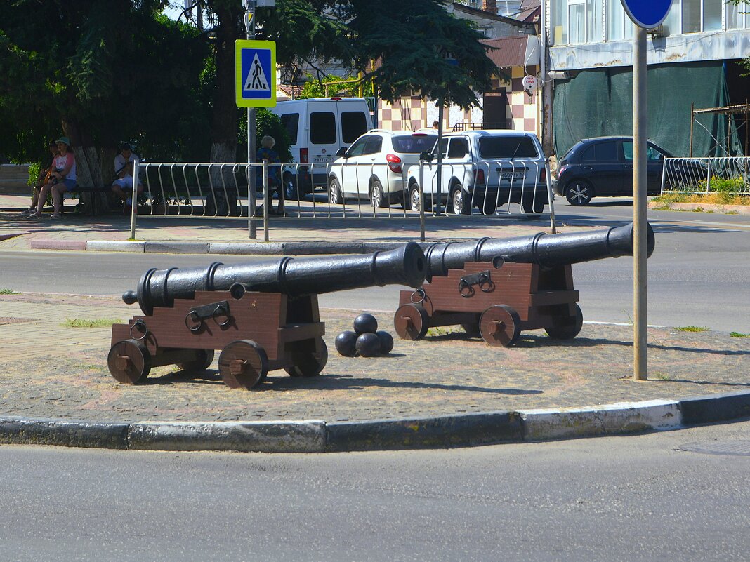 Керчь. Корабельные 6-фунтовые пушки на ул. Пирогова. - Пётр Чернега