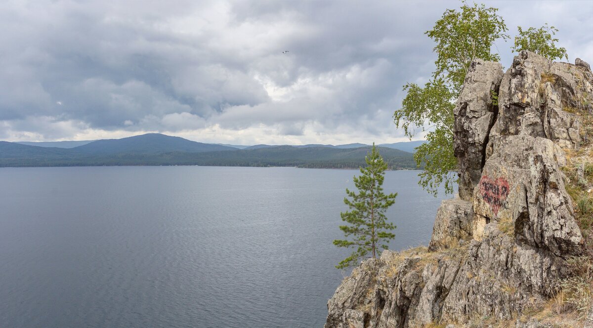 На берегу озера Тургояк. - Алексей Трухин