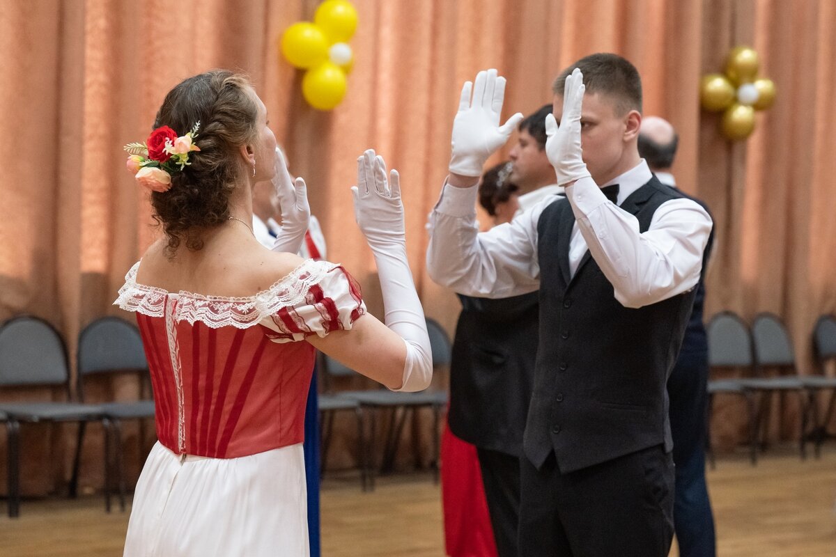 Семейный Пасхальный Бал. - Виктор Евстратов