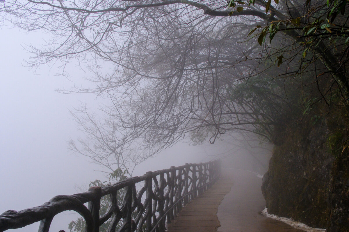 Под ногами пропасть - Георгий А