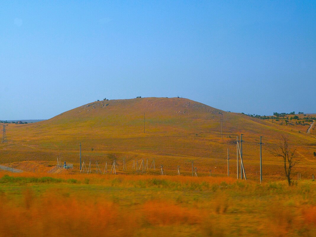 Керчь. Гора Ссыпанная (Куль-Оба, «гора пепла») летом. - Пётр Чернега