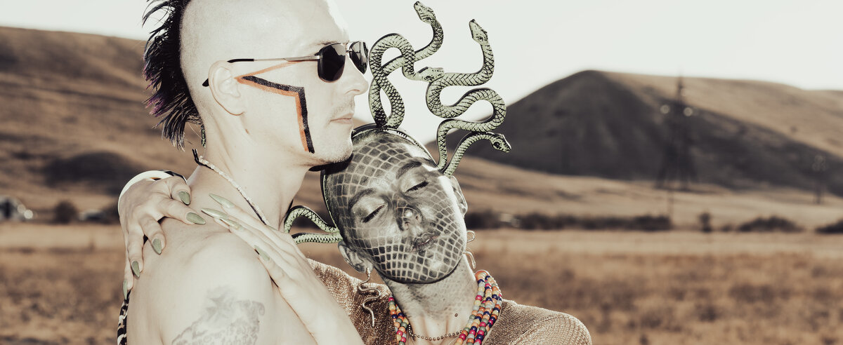 К плечу прижимая счастье своё... - Ron Nessi 