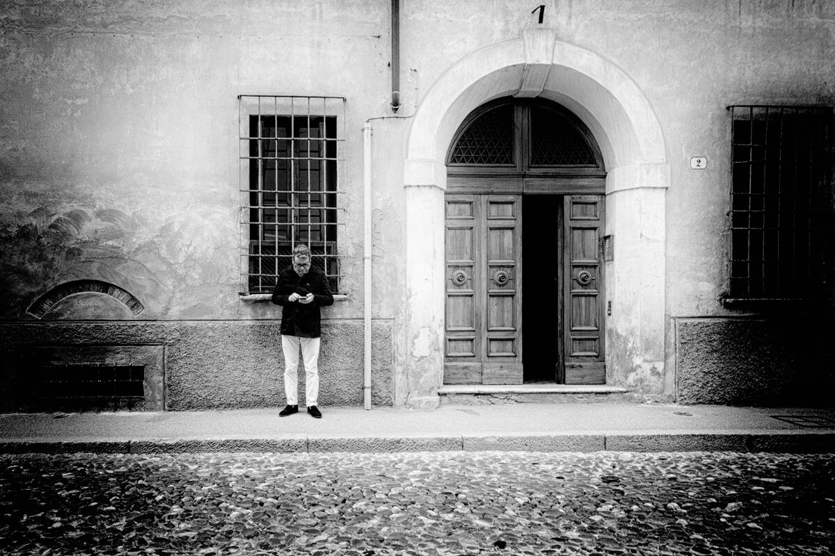 перед домом - Jiří Valiska