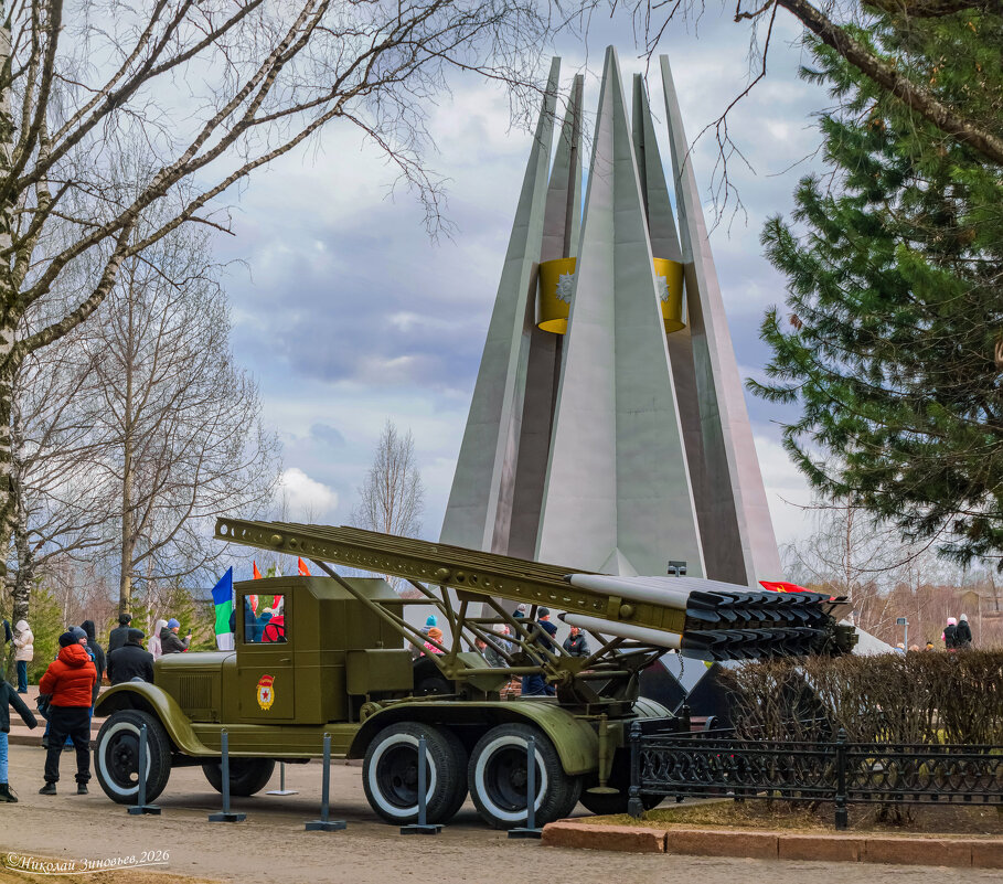 Настоящая боевая "Катюша" на фоне Вечного Огня в Ухте 9 мая - Николай Зиновьев Настоящая боевая "Катюша" на фоне Вечного Огня в Ухте 9 мая - Николай Зиновьев