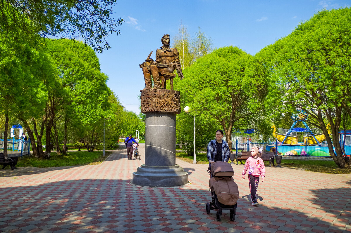 Прогулка по городскому саду. - Михаил К
