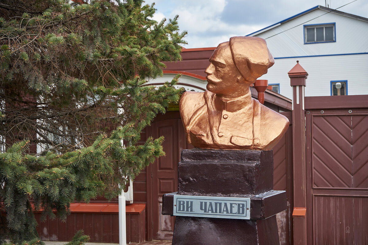 Пугачёв. Бюст В.И.Чапаева - Олег Манаенков Пугачёв. Бюст В.И.Чапаева - Олег Манаенков