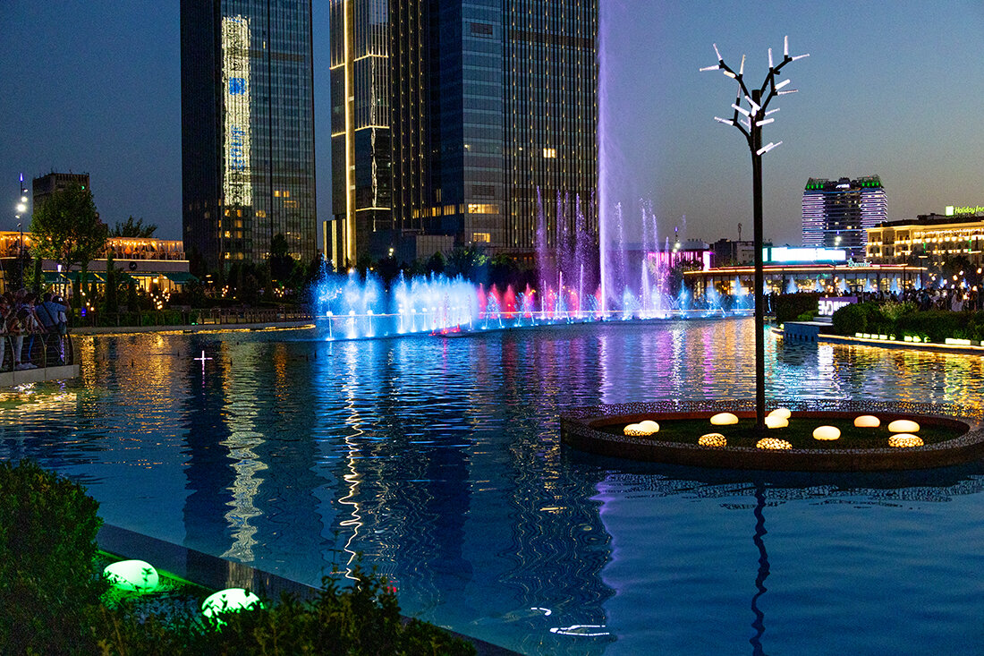 Вечер в Ташкенте. Фонтан в парке Tashkent City. - Алексей Окунеев