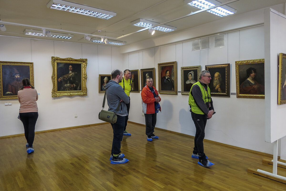 В картинной галерее - Сергей Цветков В картинной галерее - Сергей Цветков