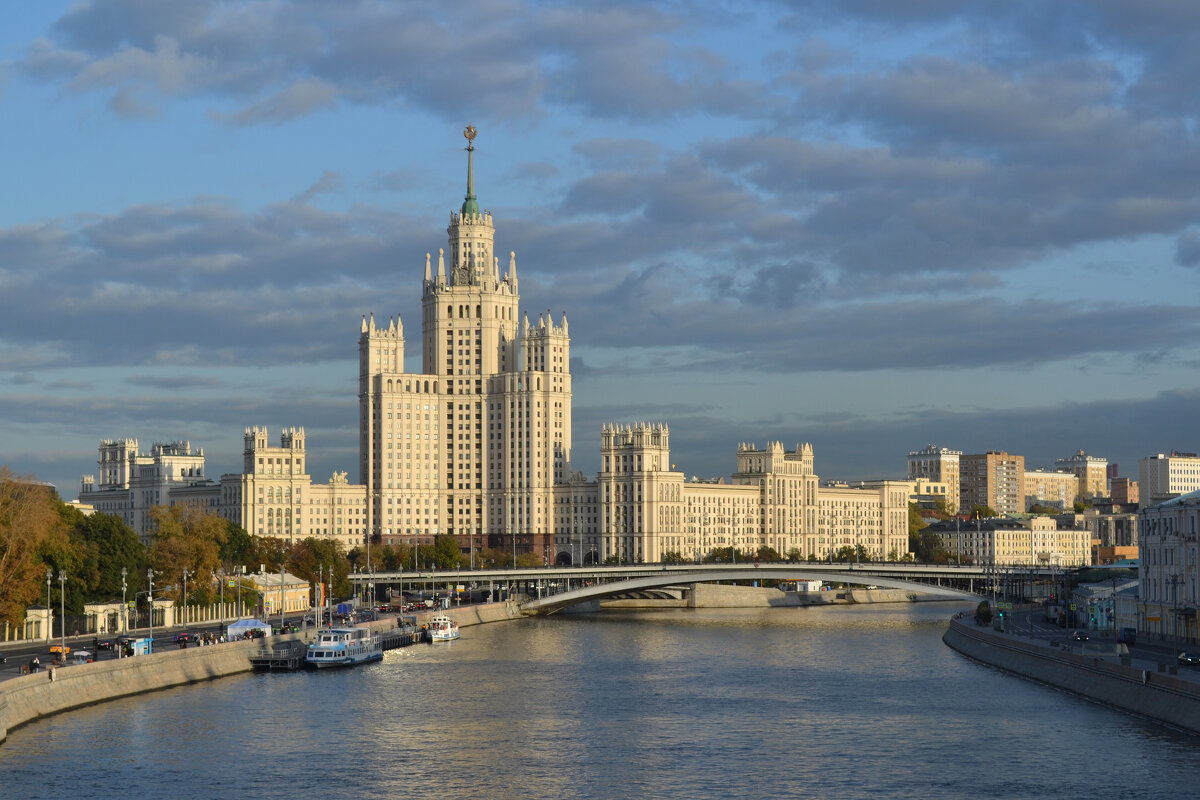 Москва. Знаменитая высотка на Котельнической набережной - Борис Русаков Москва. Знаменитая высотка на Котельнической набережной - Борис Русаков