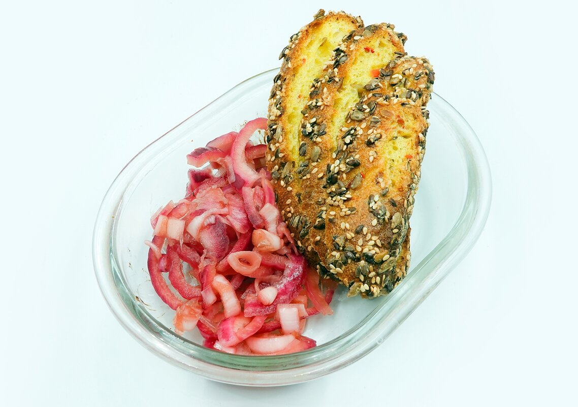 На закуску маринованный крымский лук и зерновой хлеб с куркумой - Валерий Иванович