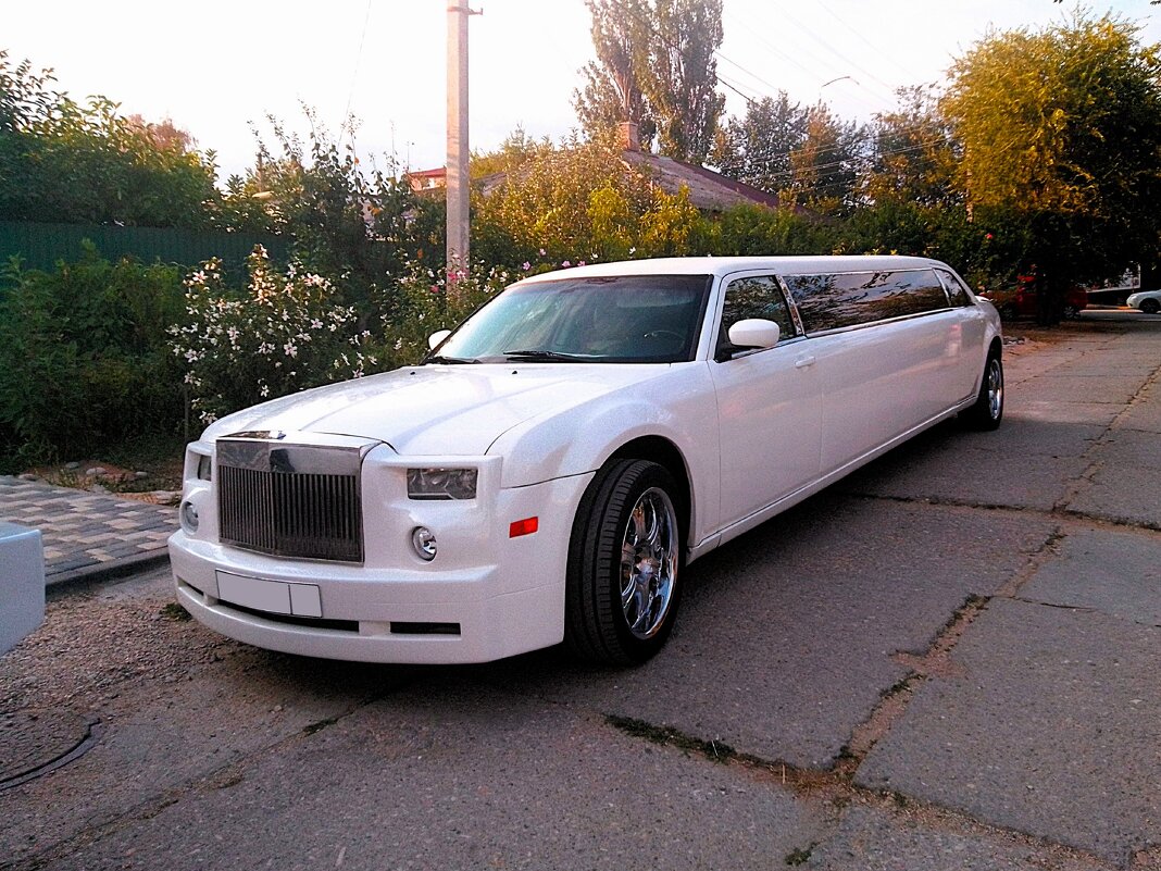 Феодосия. Лимузин “Chrysler 300c Rolls Royce Style» на ул.  Энгельса. - Пётр Чернега