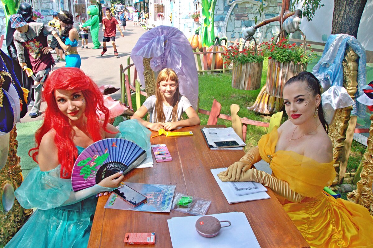 За столом в WonderLand - AngussGrand 