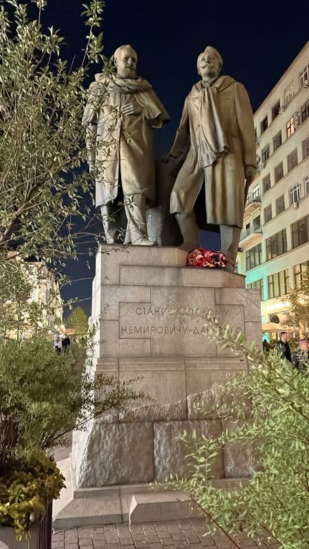 Памятник Станиславскому и Немировичу-Данченко в Москве - Ирэн Памятник Станиславскому и Немировичу-Данченко в Москве - Ирэн