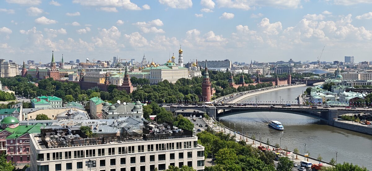 Вид на Кремль из-под купола храма Христа Спасителя - <<< Наташа >>> Вид на Кремль из-под купола храма Христа Спасителя - <<< Наташа >>>