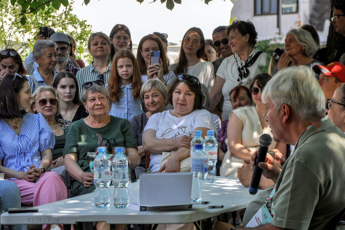 Рыжеволосая девочка Устинья на встрече с писателем Водолазкиным - Татьяна Машошина Рыжеволосая девочка Устинья на встрече с писателем Водолазкиным - Татьяна Машошина