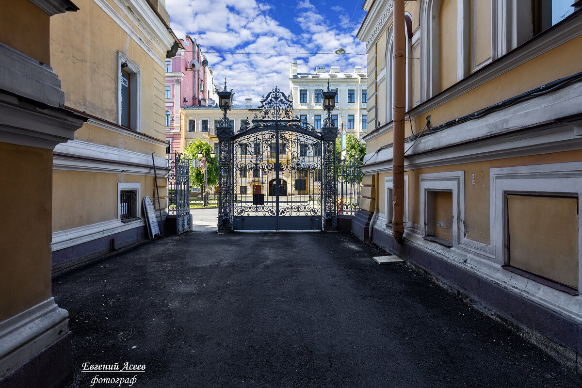 Петербургские дворы - Евгений Петербургские дворы - Евгений