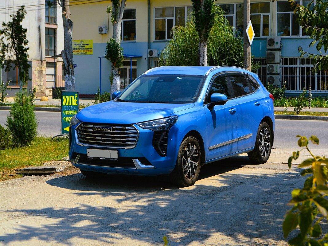 Феодосия. Легковой автомобиль «Haval Julion 1.5 AMT»  на ул. Федько. - Пётр Чернега
