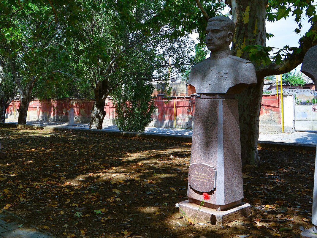 Феодосия. Памятник Николаю Васильевичу Челнокову. - Пётр Чернега Феодосия. Памятник Николаю Васильевичу Челнокову. - Пётр Чернега