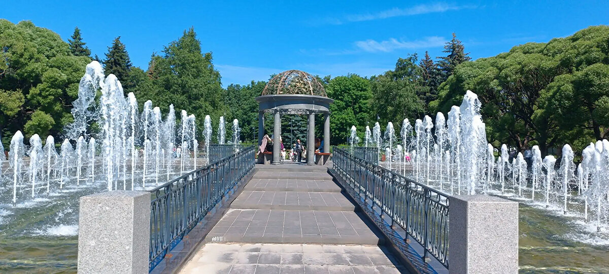 Ротонда в центре фонтанного комплекса петербургского Любашинского сада - Стальбаум Юрий 