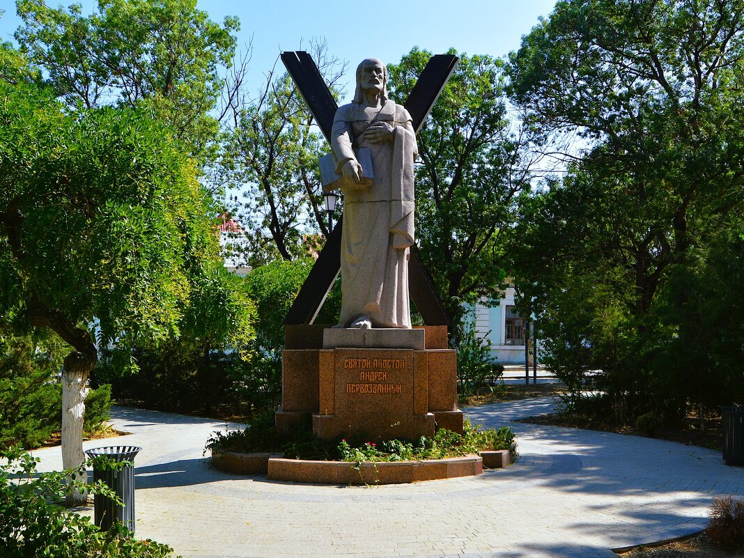 Феодосия. Памятник Святому апостолу Андрею Первозванному. - Пётр Чернега