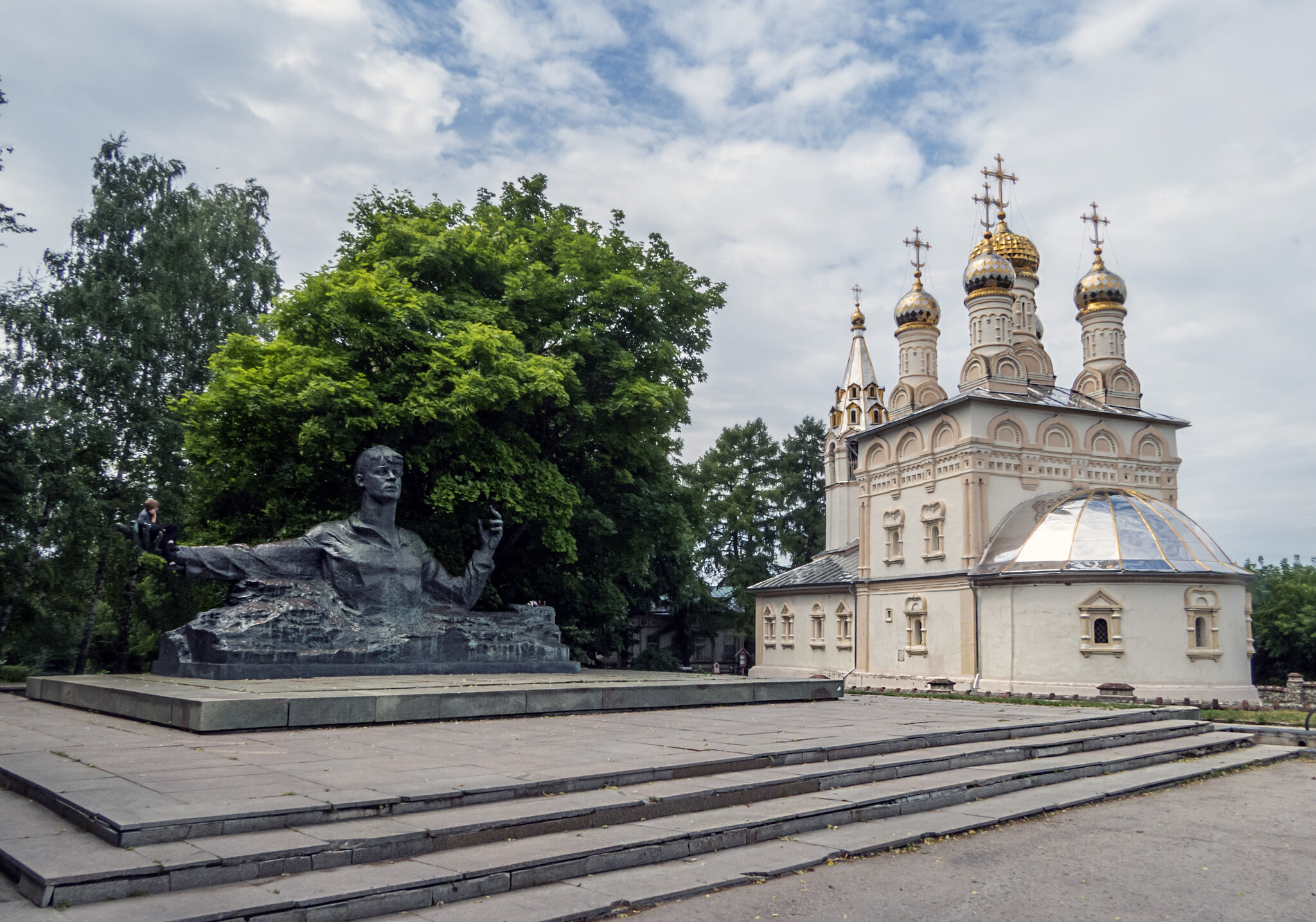 Храм,памятник и мальчик с телефоном :: Сергей Цветков Храм,памятник и мальчик с телефоном :: Сергей Цветков
