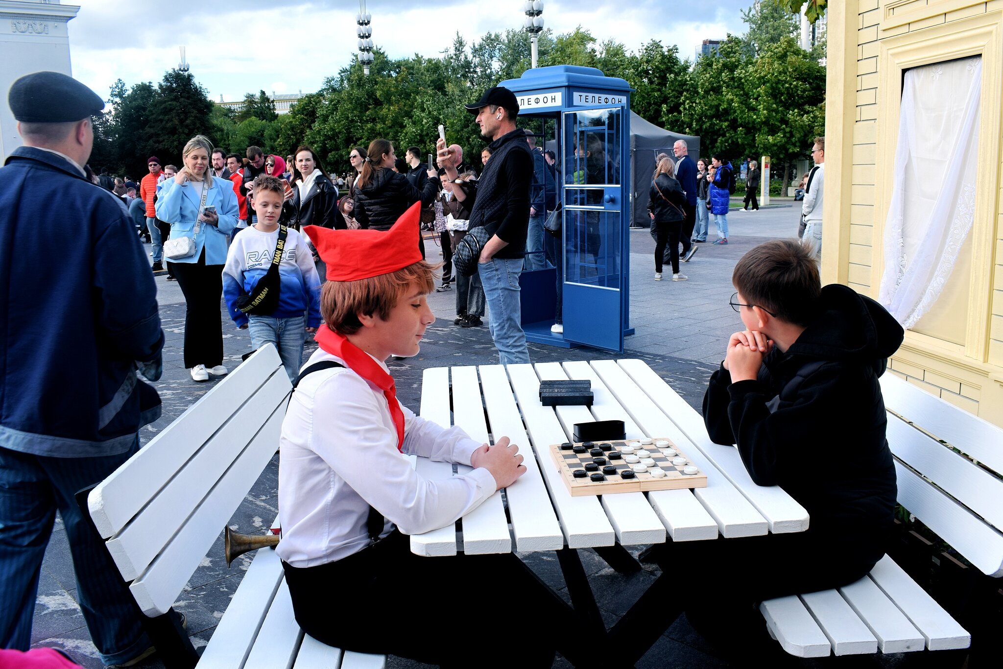 Настольные игры в московском дворе. :: Татьяна Помогалова Настольные игры в московском дворе. :: Татьяна Помогалова