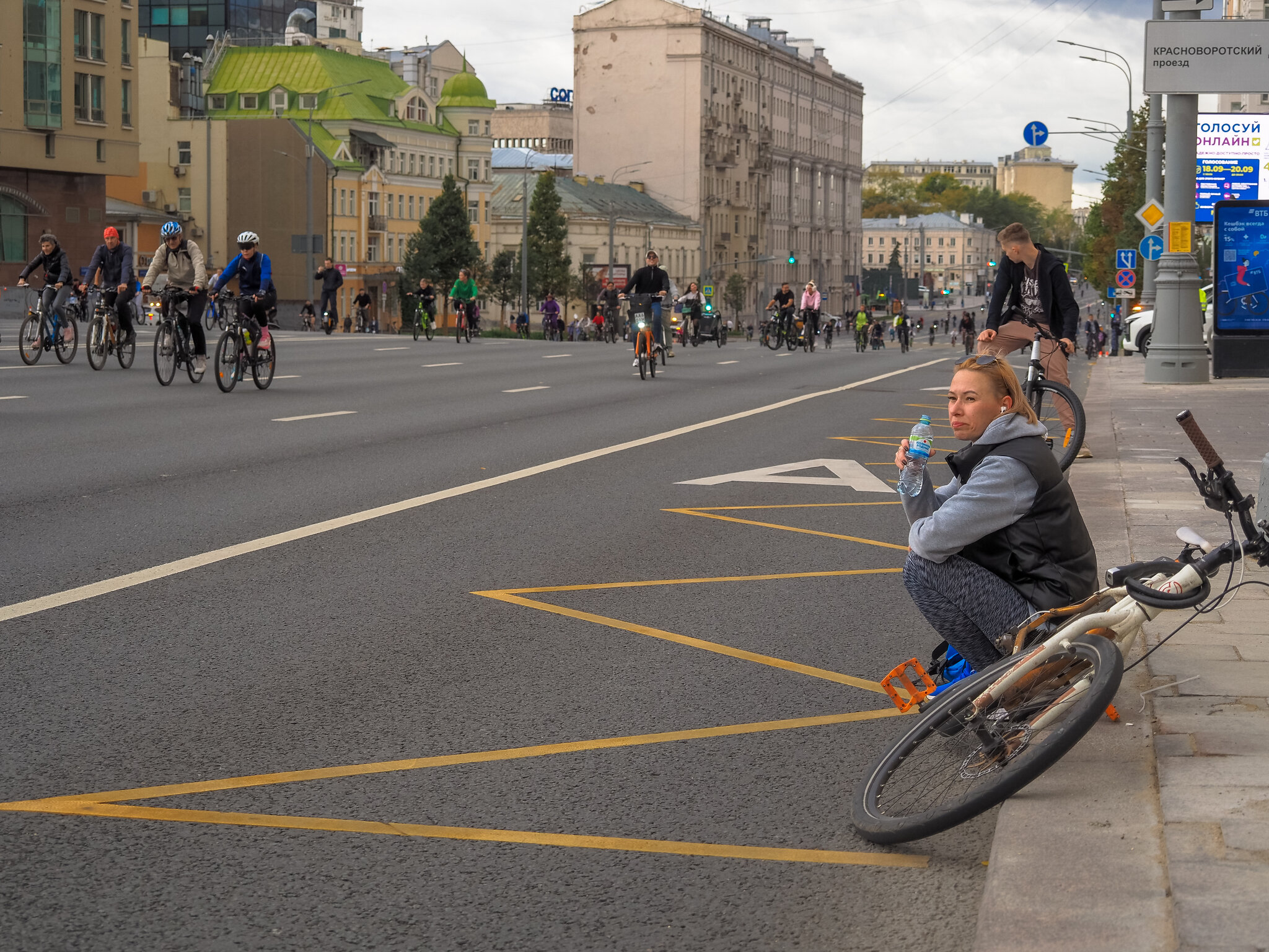Велосипедисты на Садовом :: юрий поляков Велосипедисты на Садовом :: юрий поляков