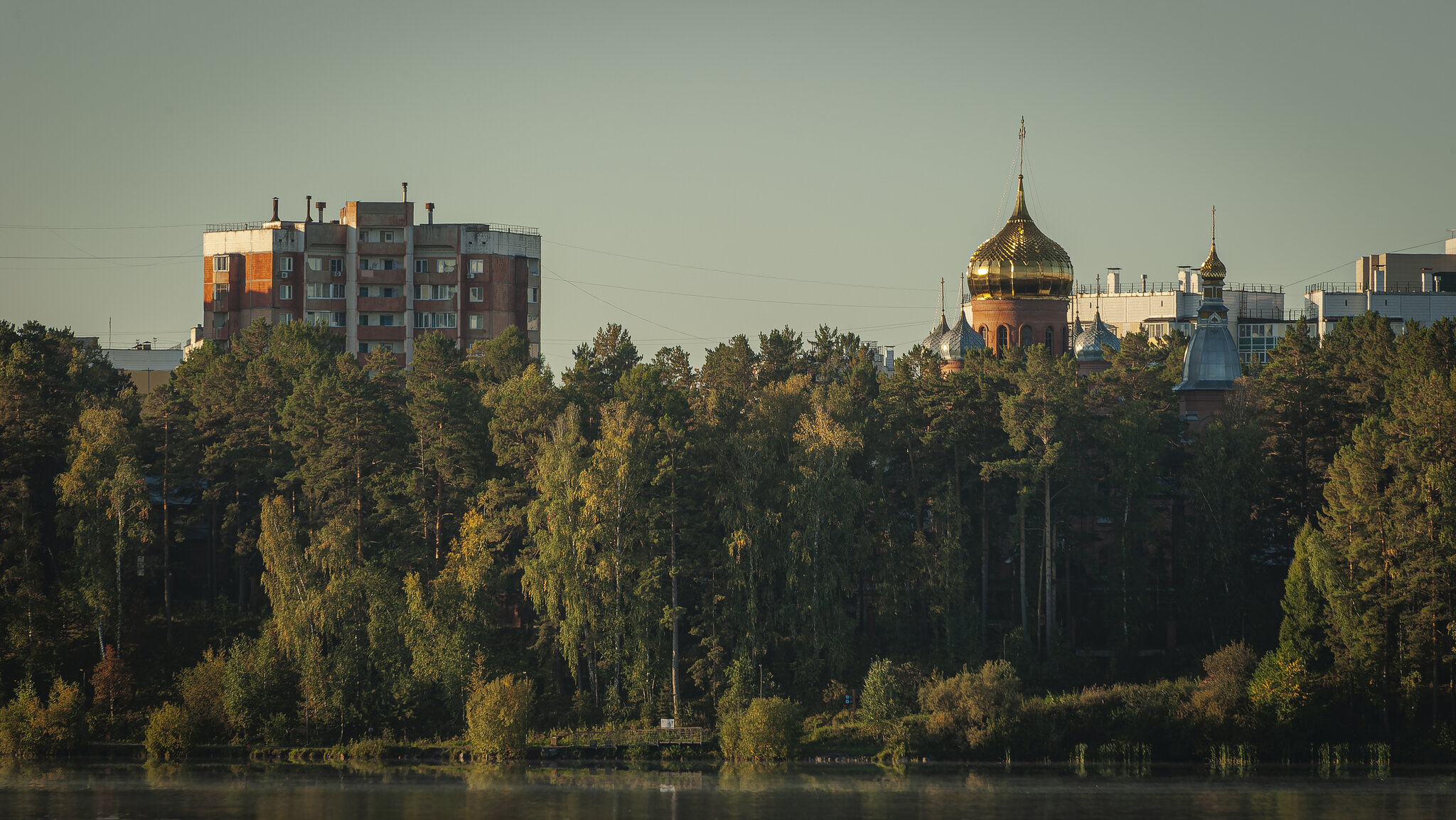 Город, лес и храм — три стихии в одном пейзаже. :: Вадим Басов Город, лес и храм — три стихии в одном пейзаже. :: Вадим Басов