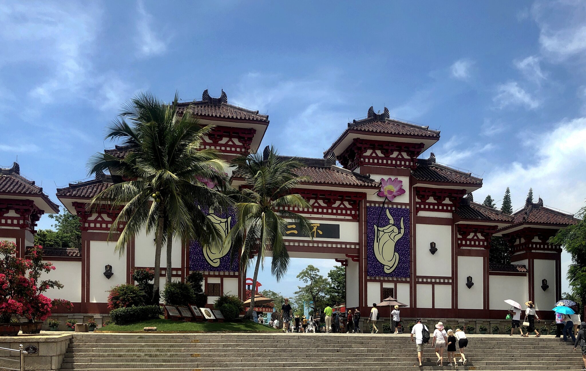 Главные ворота Центра буддизма Наньшань (Nanshan Buddhism Center) :: Ирина Ш Главные ворота Центра буддизма Наньшань (Nanshan Buddhism Center) :: Ирина Ш