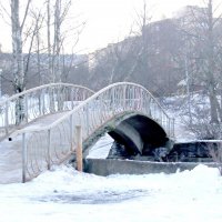 а над рекой, где спину выгнул мост.... :: Сергей Тарбеев