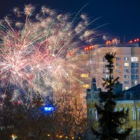 Уличный фейерверк :: Александр Синдерёв