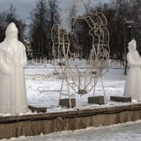 Новогодние праздники в Угличе. Ледовая скульптура на успенской площади :: Gen 