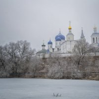 У стен монастыря :: Сергей Цветков