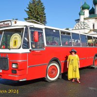 Ярославль. Советская площадь. Супруга на фоне экскурсионного автобуса :: Борис Русаков