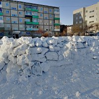 Баррикады из снега - редкое явление в наши дни. :: Любовь Сахарова