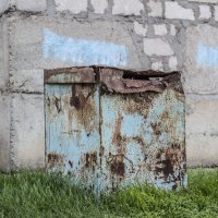 Прелестный бирюзовый мусорный контейнер :: Коля Лукашов