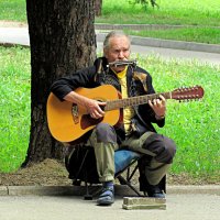 Уличный  музыкант :: Валентин Семчишин