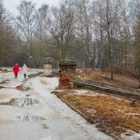 Прогулка в городском парке весной :: Александр Синдерёв