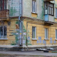 На углу старинного дома :: Александр Синдерёв