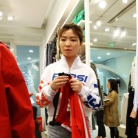 Девушка в магазине, судя по взгляду и изорванным шортам, с непростой судьбою :: svk *