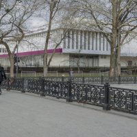 Мост  и здание музучилища  имени Чайковского :: Валентин Семчишин