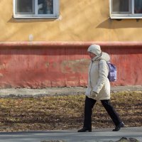Прохожая :: Александр Синдерёв Прохожая :: Александр Синдерёв