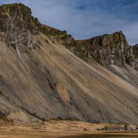 Под защитой горы Вестрахорн бывщая деревня викингов :: Георгий А Под защитой горы Вестрахорн бывщая деревня викингов :: Георгий А