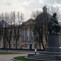 Памятник Грибоедову на Пионерской площади. :: Ольга 